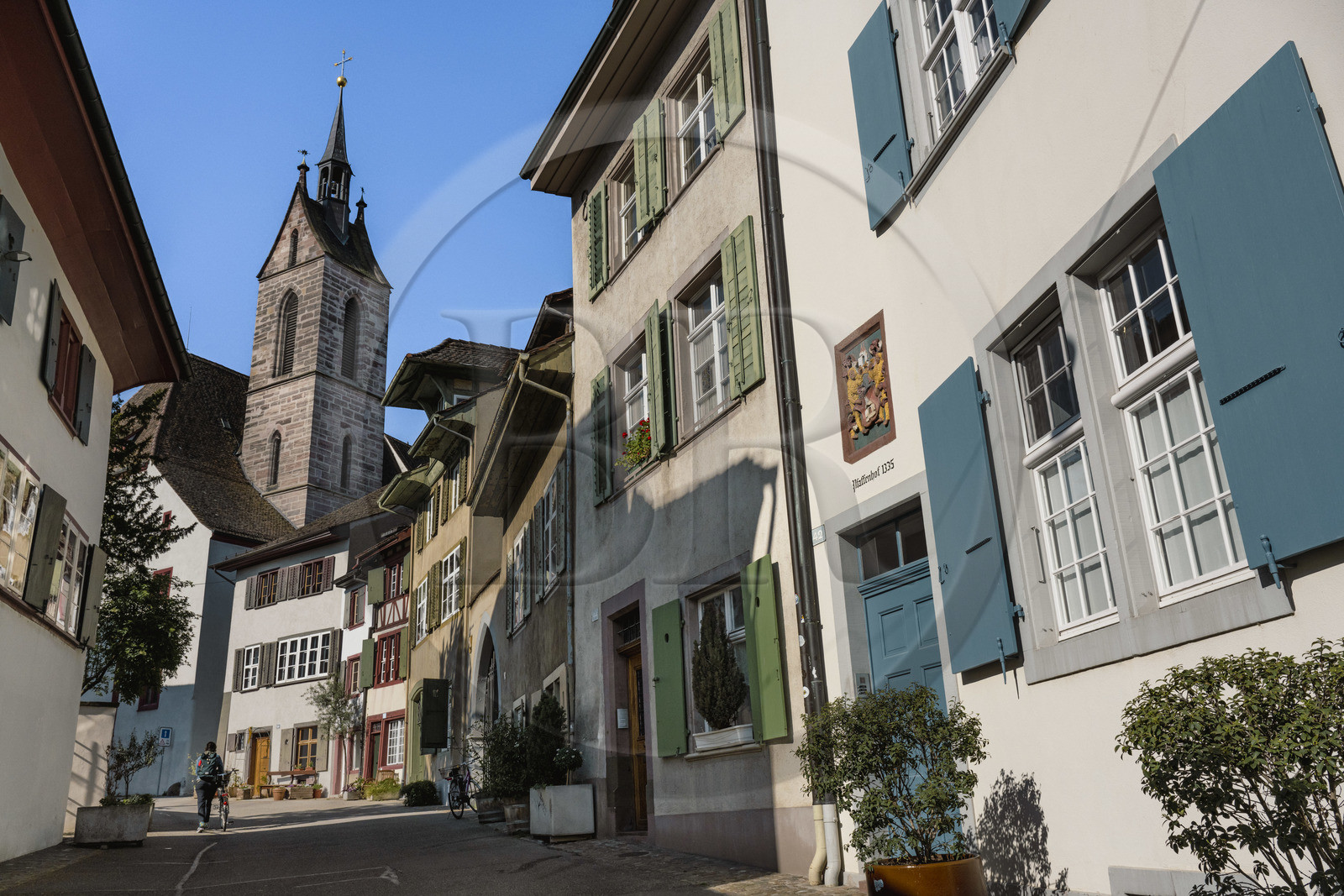 Suisse, Bâle, Vieille ville du Grand Bâle (rive gauche), la rue Petersgasse et l'église Saint-Pierre (Peterskirche) reformée