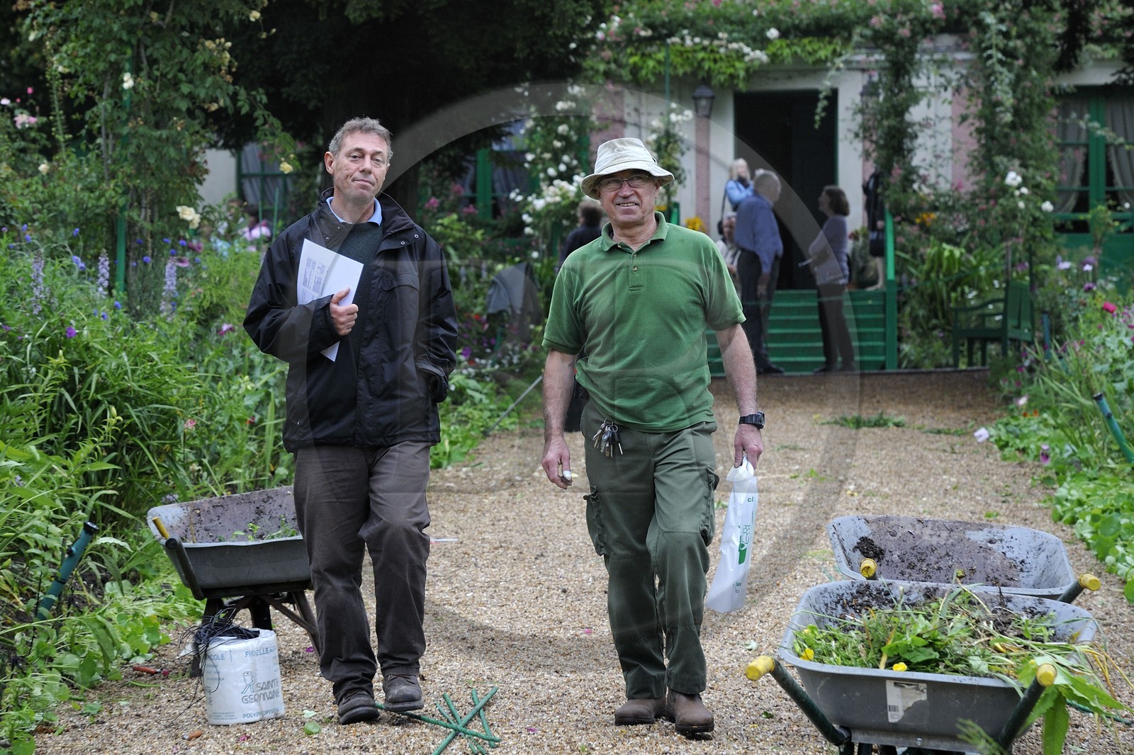 France, Eure (27), Giverny, le jardin de Claude Monet, les deux jardiniers en chef l'ancien Gilbert Vahé à droite et le nouveau James Priest à gauche