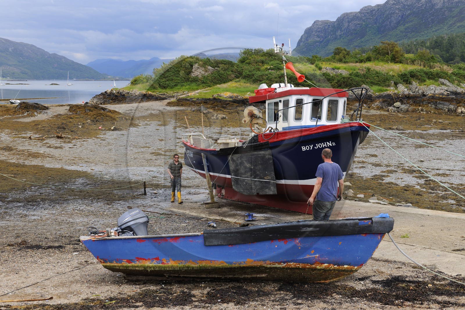 Royaume-Uni, Ecosse, Highland, Plockton, bateaux de pêche dans le Loch Carron à marée basse