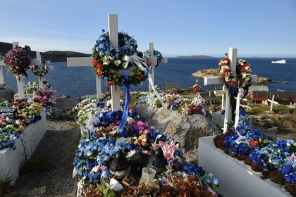 Groenland, cote ouest, baie de Baffin, Upernavik, le cimetière, les cercueils sont déposés en surface puis recouverts de pierres ou de ciment, le sol ne pouvant être creusé, les tombes sont ensuite décorées avec des fleurs artificielles