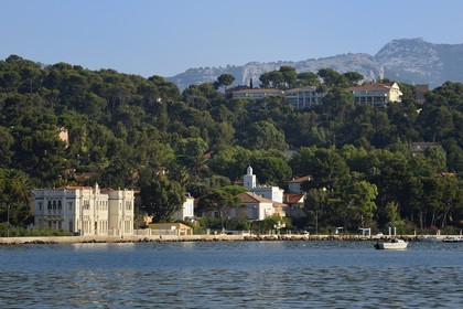 France, Var (83), la rade de Toulon, La Seyne-sur-Mer, quartier de Tamaris, l'institut Michel Pacha (ex institut de biologie marine de l'Université de Lyon) et la villa du Croissant reconnaissable à sa tour-minaret de style orientaliste