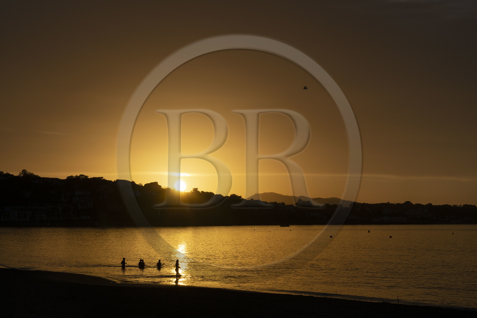 France, Pyrénées-Atlantiques (64), Pays-Basque, Saint-Jean-de-Luz, promeneurs sur la Grande Plage et la côte de Ciboure dans la baie en arrière plan