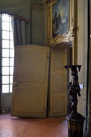 France, Alpes-Maritimes (06), Nice, quartier du Vieux Nice, Palais Lascaris du milieu XVIIe siècle, appartements d’apparat du deuxième étage, porte intérieure désaxé pour ne pas abimer les tapis