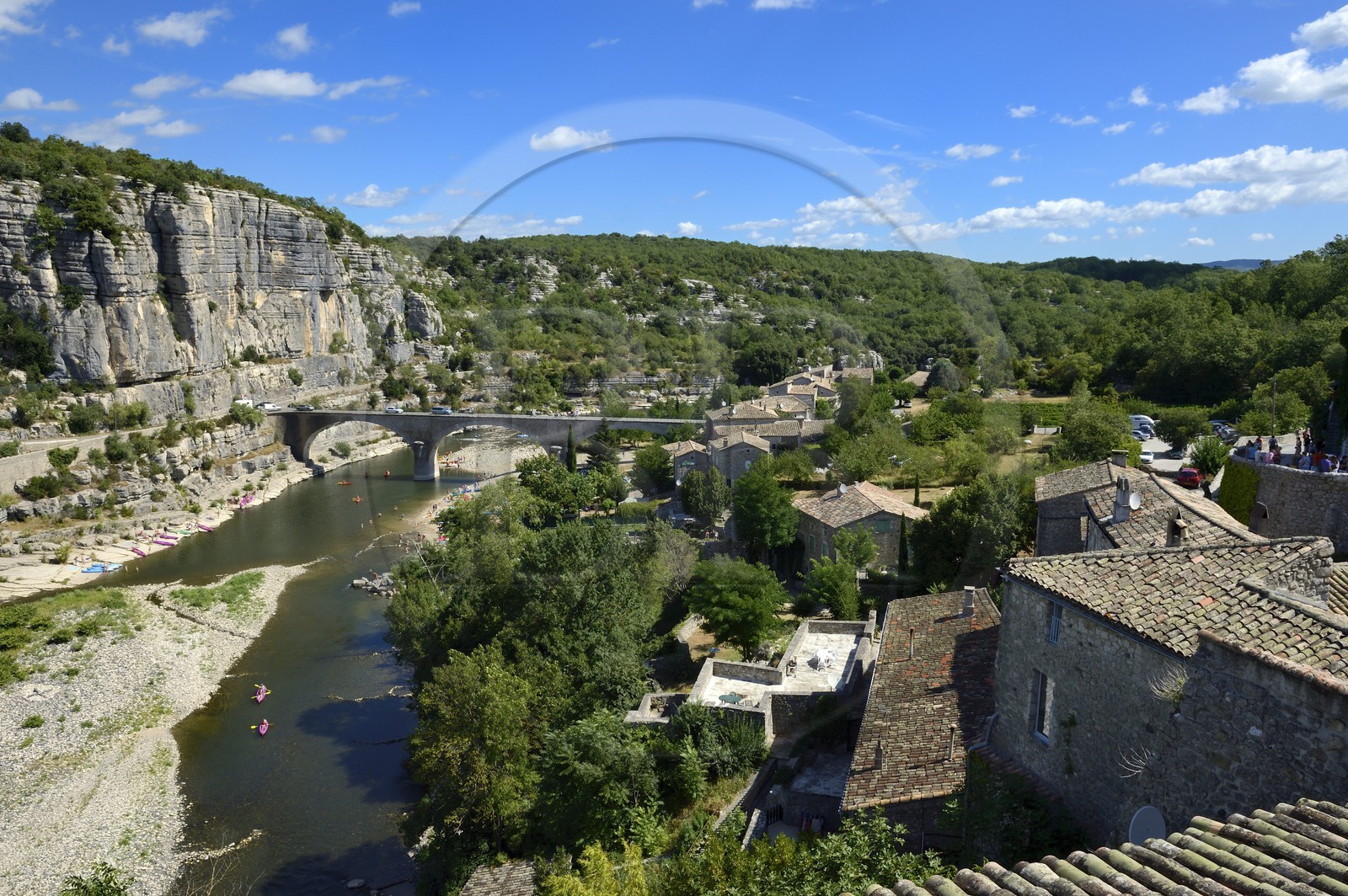 France, Ardèche (07), Balazuc, labellisé Les Plus Beaux Villages de France, kayaks descendant la rivière Ardèche France, Ardèche (07), Balazuc, labellisé Les Plus Beaux Villages de France, kayaks descendant la rivière Ardèche