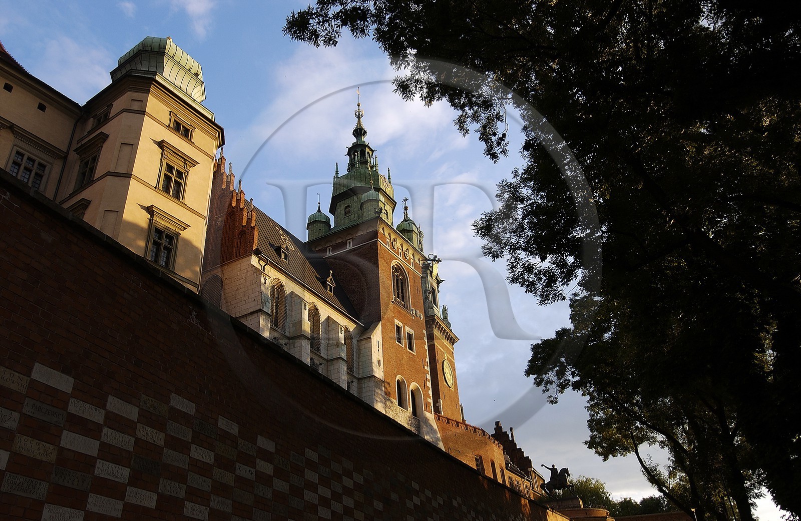 Pologne, Cracovie, vieille ville (Stare Miasto), la Cathédrale dans l'enceinte du chateau royal sur la colline de Wawel Pologne, Cracovie, vieille ville (Stare Miasto), la Cathédrale dans l'enceinte du chateau royal sur la colline de Wawel