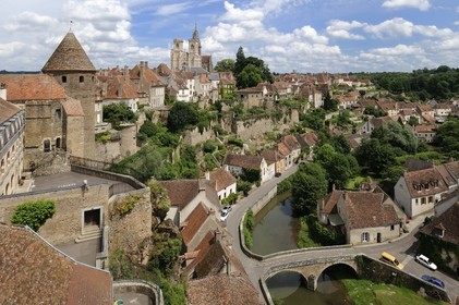 France, Côte d'Or (21), Semur-en-Auxois, Tour de la Prison, l'église Notre-Dame et la rue Chaude sur les quais de l'Armançon