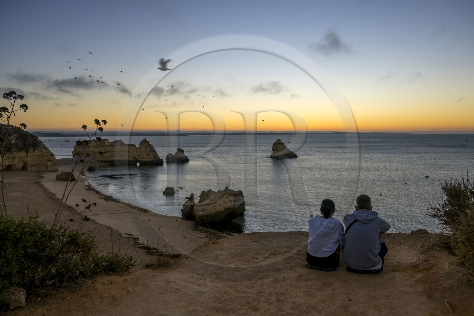 Portugal, Algarve, Lagos, lever de soleil sur la plage de Praia Dona Ana bordée par des falaises escarpées