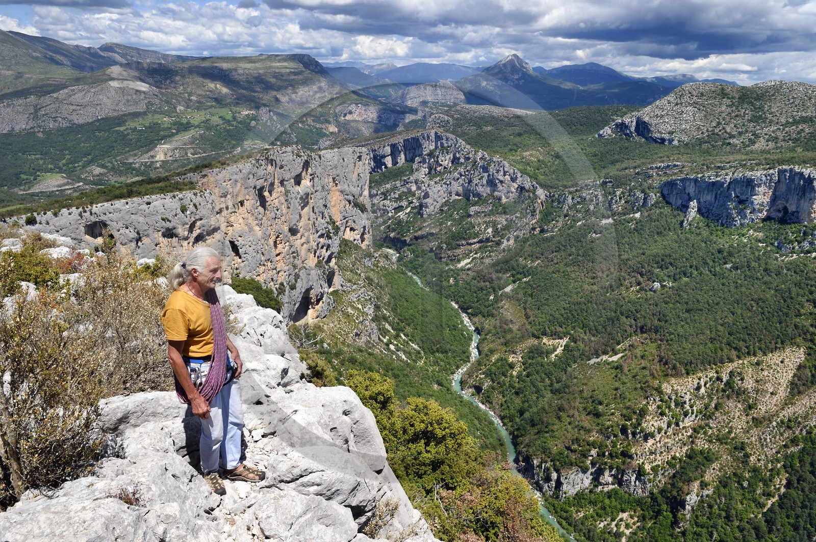 France, Alpes-de-Haute-Provence (04), Parc Naturel Régional du Verdon, Grand Canyon du Verdon, La-Palud-Sur-Verdon, point de vue de la Dent d’Aire, Bernard Gorgeon un des pionniers de la grimpe dans le massif et la falaise de l’Escalès en arrière plan France, Alpes-de-Haute-Provence (04), Parc Naturel Régional du Verdon, Grand Canyon du Verdon, La-Palud-Sur-Verdon, point de vue de la Dent d’Aire, Bernard Gorgeon un des pionniers de la grimpe dans le massif et la falaise de l’Escalès en arrière plan