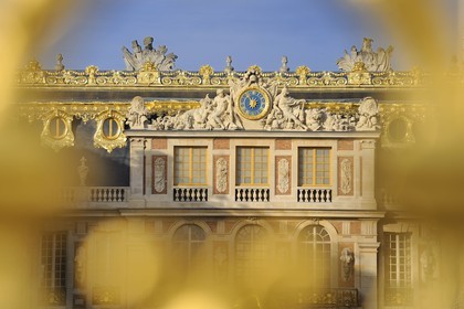 France, Yvelines (78), château de Versailles, la Cour de Mabre rénovée à travers la grille Royale dessinée par Mansart