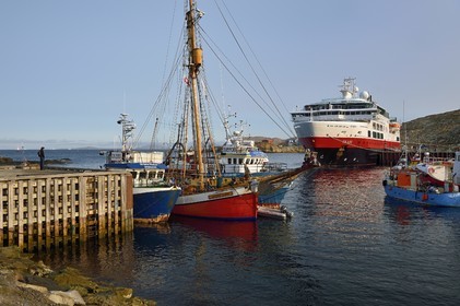 Groenland, cote ouest, baie de Baffin, bateau de croisière MS Fram de la compagnie Hurtigruten dans le port d'Upernavik