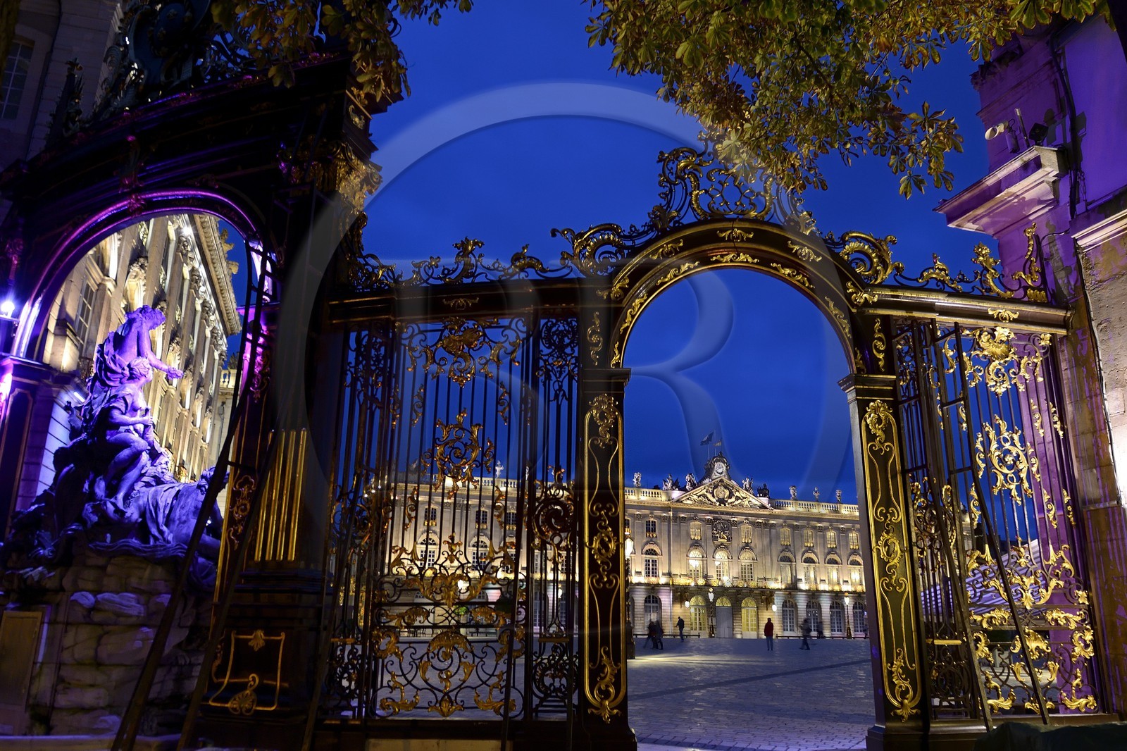 France, Meurthe-et-Moselle (54), Nancy, place Stanislas (ancienne Place Royale) construite par Stanislas Leszczynski, roi de Pologne et dernier duc de Lorraine au XVIIIe siècle, classée Patrimoine Mondial de l'UNESCO, fontaine d'Amphitrite et grille en feuille d'or de Jean Lamour
