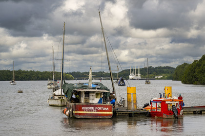 France, Guyane, Kourou, le ponton des pêcheurs sur le fleuve Kourou à proximité de la gare maritime des Balourous, le Canopée à quai au port de Pariacabo en arrière plan