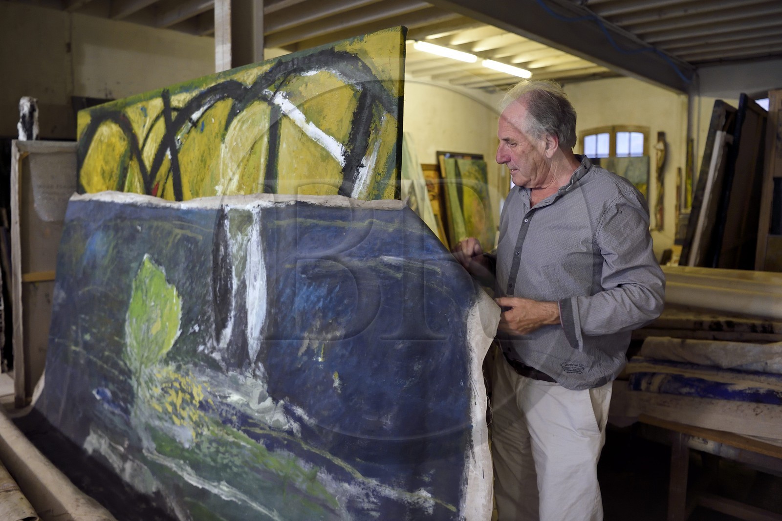 France, Var (83), Toulon, l'artiste peintre Serge Plagnol dans son atelier