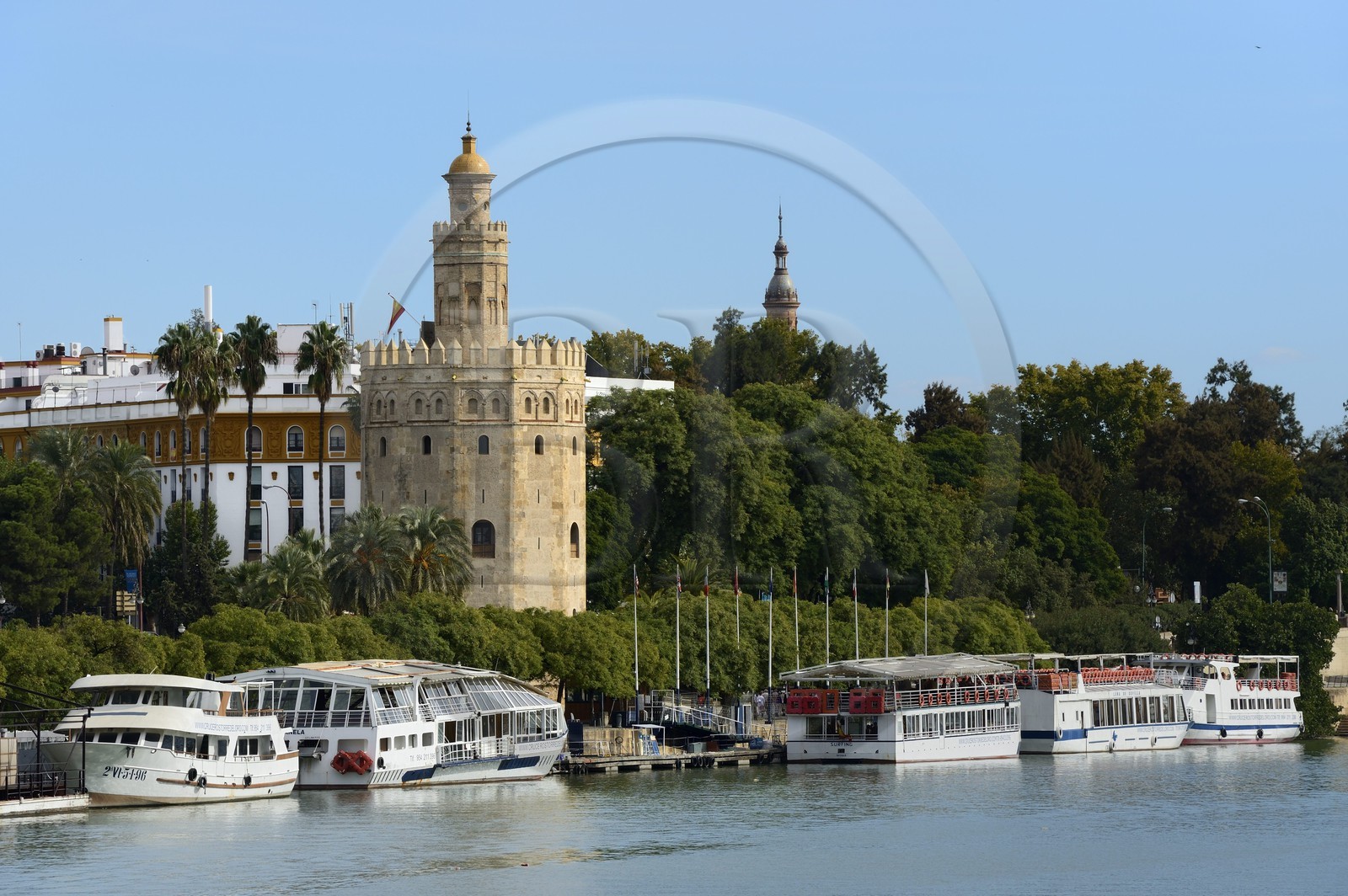 Espagne, Andalousie, Séville, en bordure du fleuve Guadalquivir, la Tour de l'Or (Torre del Oro), ancienne tour d'observation militaire construite au début du XIIIe siècle reconvertie en musée maritime