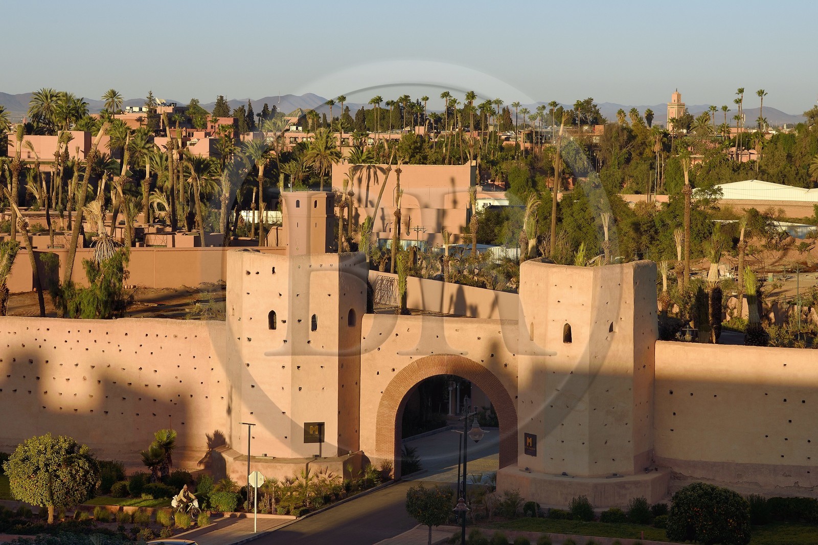 Maroc, Haut-Atlas, Marrakech, ville impériale, Médina classée Patrimoine Mondial de l'UNESCO, une des portes des remparts de la ville et entrée du Royal Mansour Hotel