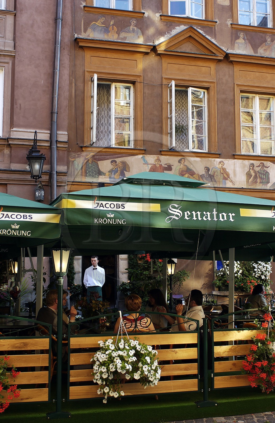 Pologne, Varsovie, terrasse de restaurant sur une placette dans la vieille ville Pologne, Varsovie, terrasse de restaurant sur une placette dans la vieille ville
