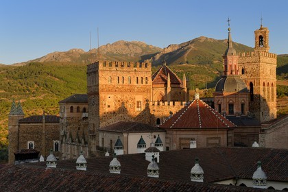 Espagne, Estremadure, Guadalupe, monastère royal de Santa Maria de Guadalupe classé Patrimoine mondial de l'UNESCO, sanctuaire formé de huit tours construit à l'endroit où la vierge apparut à un berger