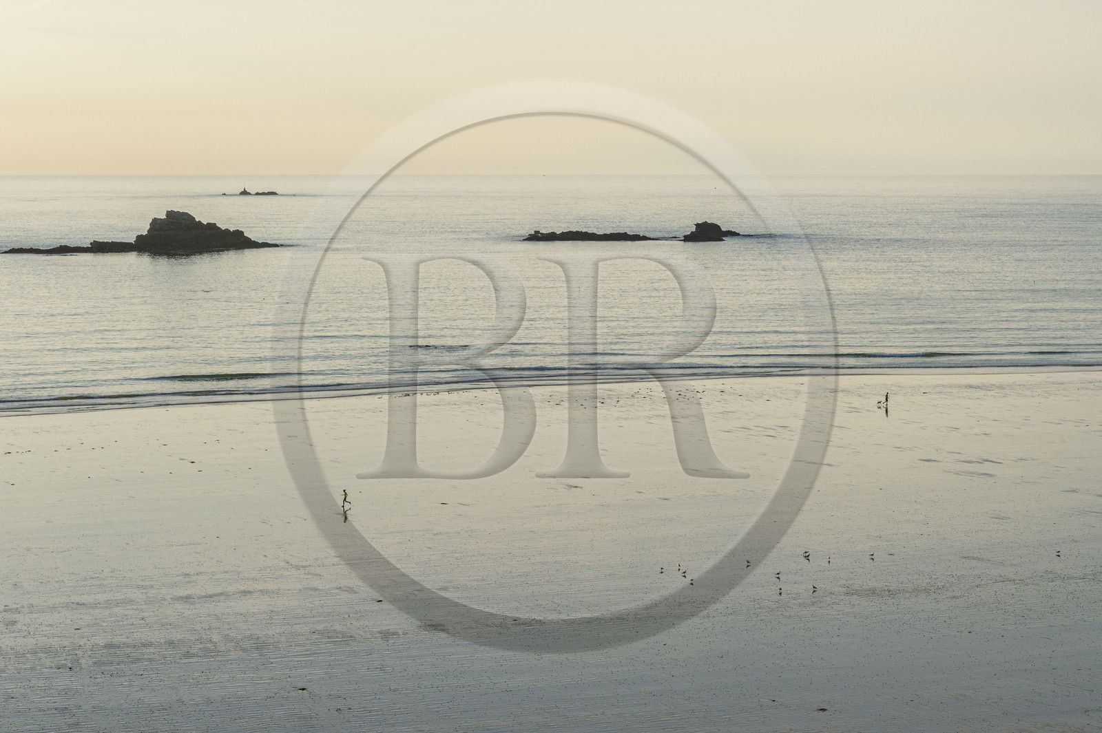 France, Ille-et-Vilaine (35), Côte d'Emeraude, Saint-Malo, plage du Mihinic à l'aube
