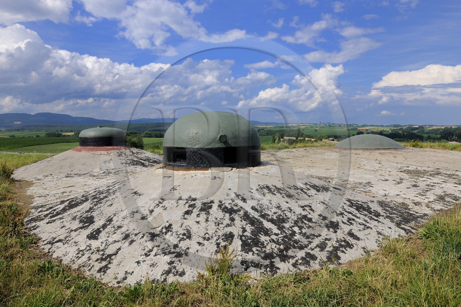 France, Bas-Rhin (67), Hunspach, la Ligne Maginot, le fort de Schoenenbourg, les dessus du bloc 2 avec ses cloches blindées de guetteurs