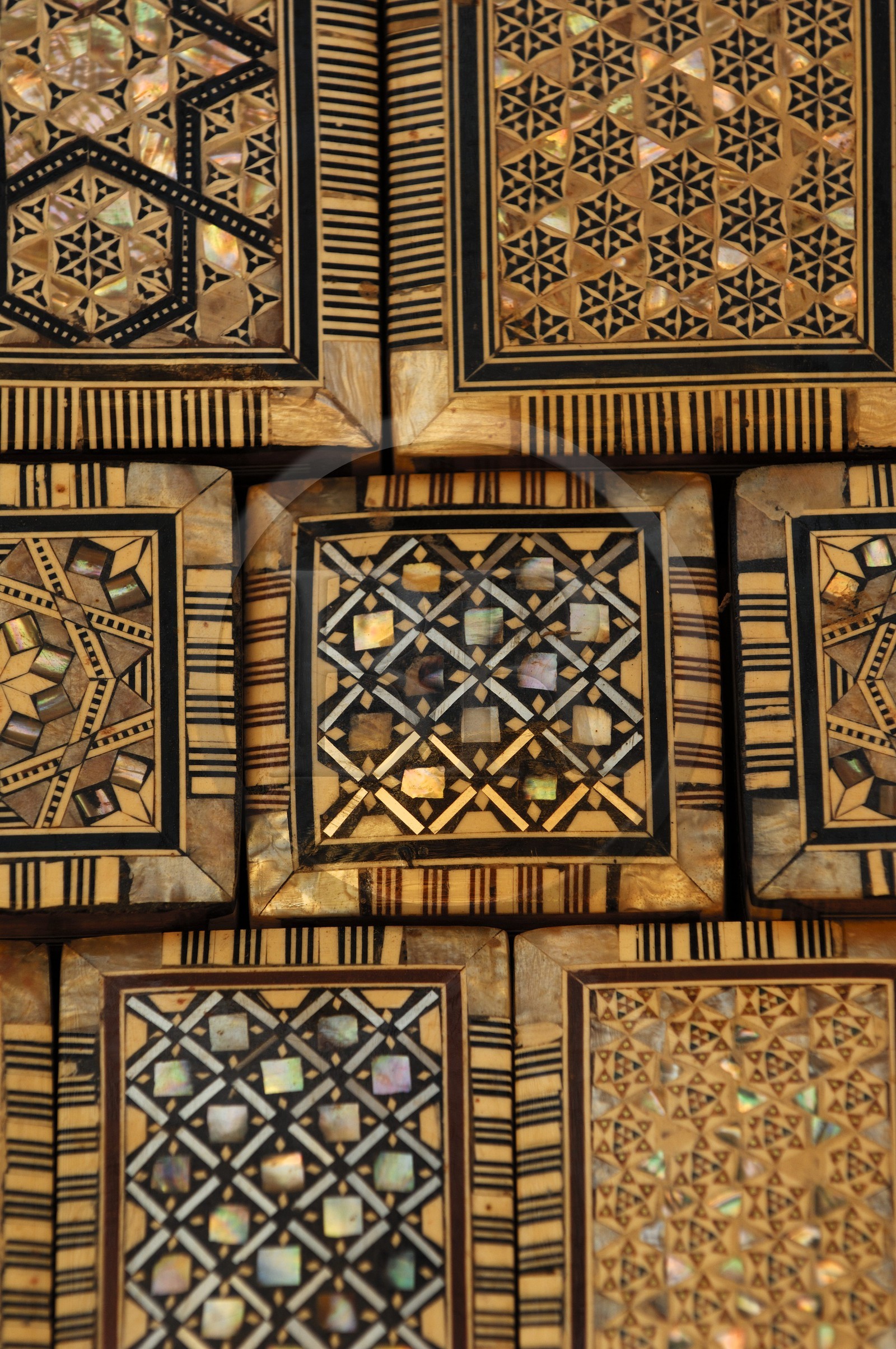 Egypte, Haute Egypte, vallée du Nil, Louxor, le souk, boite décorées