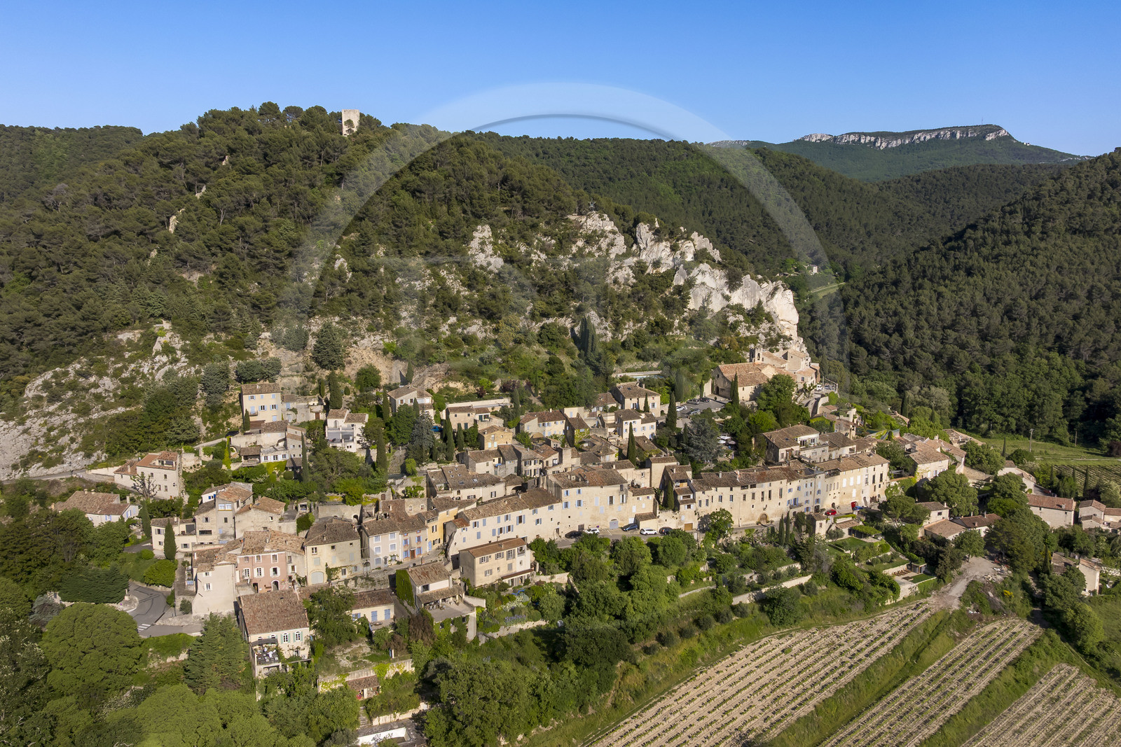 France, Vaucluse (84), Dentelles de Montmirail, le village médiéval de Séguret, labellisé Les Plus Beaux Villages de France, et la crête de Saint-Amand vue du Sud en arrière plan (vue aérienne)