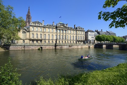 France, Bas-Rhin (67), Strasbourg, vieille ville classée au Patrimoine Mondial de l'UNESCO, le Palais des Rohan sur les bords de l'Ill qui abrite le Musée des Arts Décoratifs ainsi que des Beaux-Arts et d'archéologie, la cathédrale Notre Dame en arrière plan