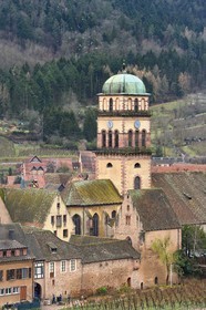 France, Haut Rhin, Kaysersberg, the ramparts and the Sainte Croix church in winter