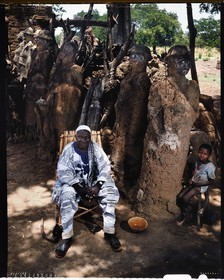 Burkina Faso, province de Poni, pays des Lobi, région de Gaoua et Loropéni, paysan et ses fétiches dans la région de Dagbola, fétiches non traditionnels destinés à mettre sa famille en garde contre les coloniaux et plus généralement les blancs