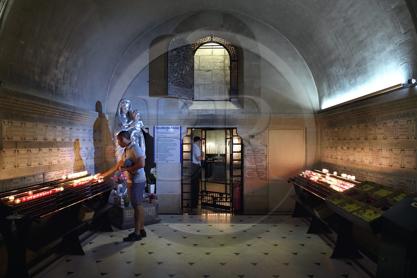 France, Bouches-du-Rhône (13), Marseille, basilique Notre-Dame de la Garde, les fidèles brulent des cierges et des bougies à l'entrée de la crypte