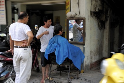 Vietnam, Hanoï, coiffeur dans la rue