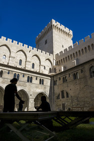 France, Vaucluse (84), Avignon, Palais des Papes classé Patrimoine mondial de l'UNESCO, la Cour du cloitre dans le vieux palais et la tour de la Campane