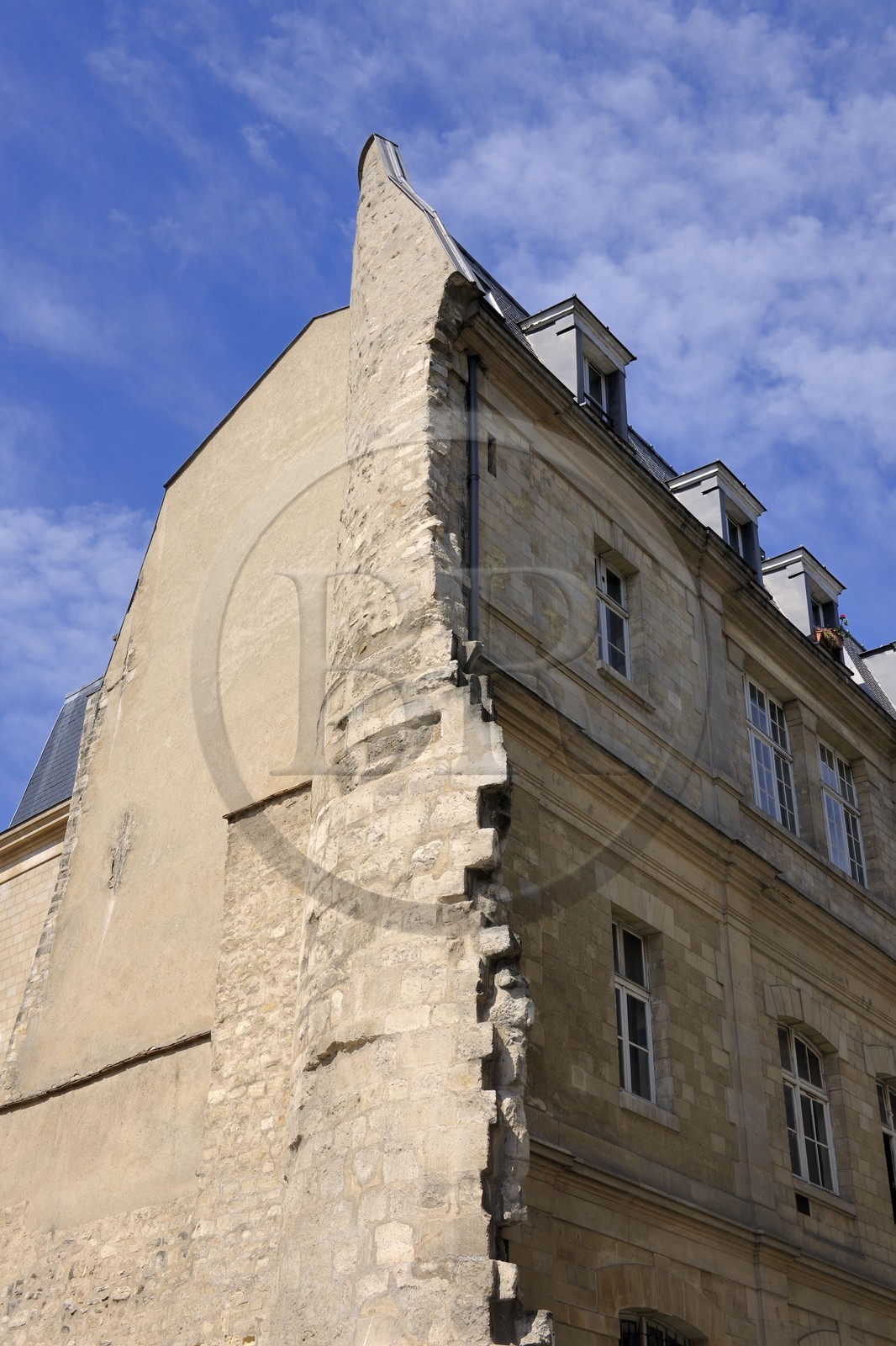 France, Paris (75), fragment d'une tour de l’enceinte de Philippe Auguste réintégrée dans un immeuble de la rue Charlemagne