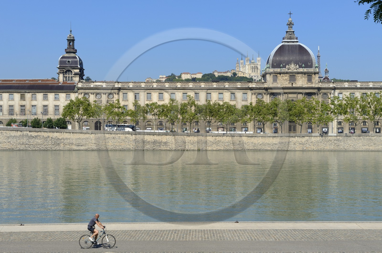 France, Rhône (69), Lyon, les berges du Rhône, le quai Victor Augagneur en premier plan, l'hôpital de l'Hôtel Dieu et la Basilique Notre Dame de Fourvière, site historique classé Patrimoine Mondial de l'UNESCO, en arrière plan