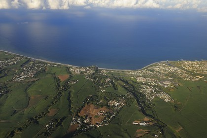 France, île de la Réunion, côte Nord-Est entre Sainte-Suzanne et Saint-André, champs de cannes à sucre (vue aérienne)