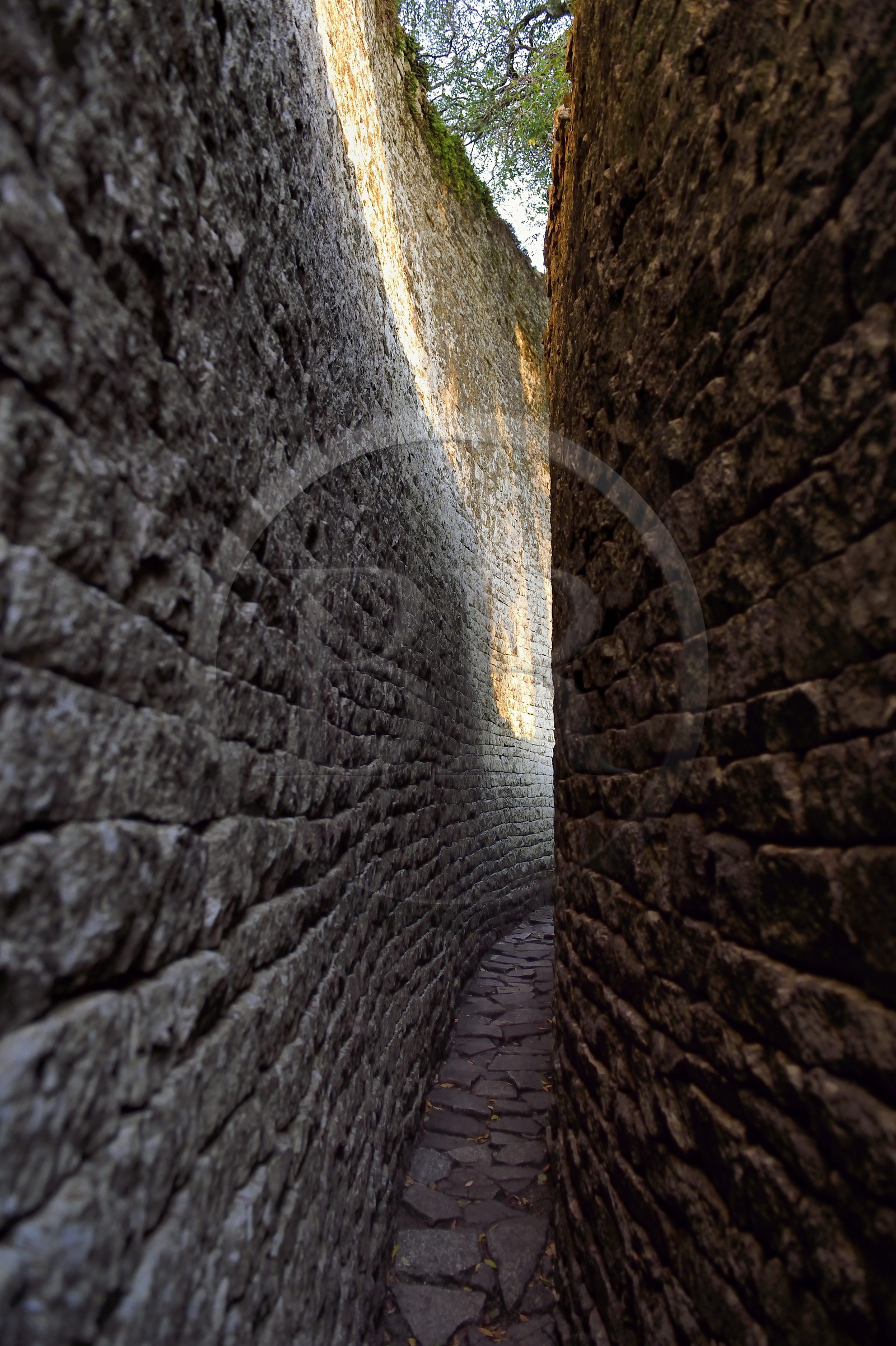 Zimbabwe, province de Masvingo, les ruines du site archéologique du Grand Zimbabwe, classé Patrimoine Mondial de l'UNESCO, Xème au XVème siècle, le Grand Enclos, passage resserré entre deux murailles