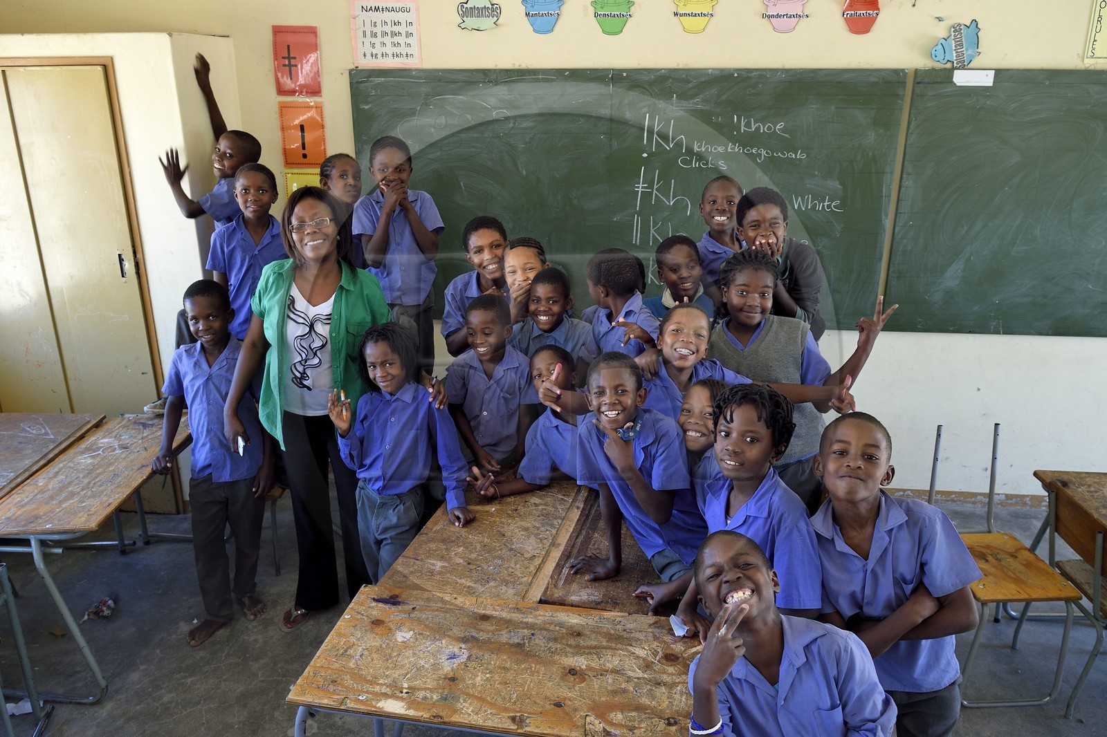 Namibie, région de Erongo, Damaraland, le Spitzkoppe dans le désert du Namib, Ecole primaire de Katora (Katora Primary School), Monalisa Seibes professeur de la salle de classe grade 4 (autour de 11 ans)