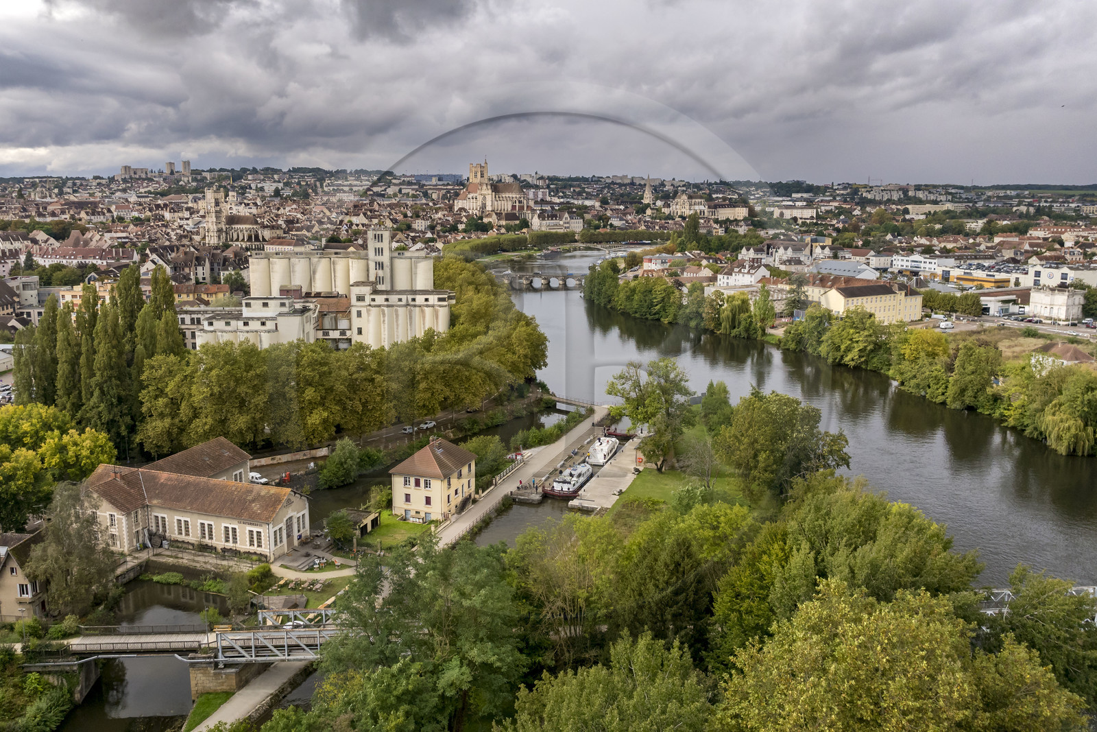 France, Yonne (89), Auxerre, écluse du Batardeau sur l'Yonne à la pointe du parc paysagé de l'Arbre Sec, le centre ville et les quais en arrière plan (vue aérienne)