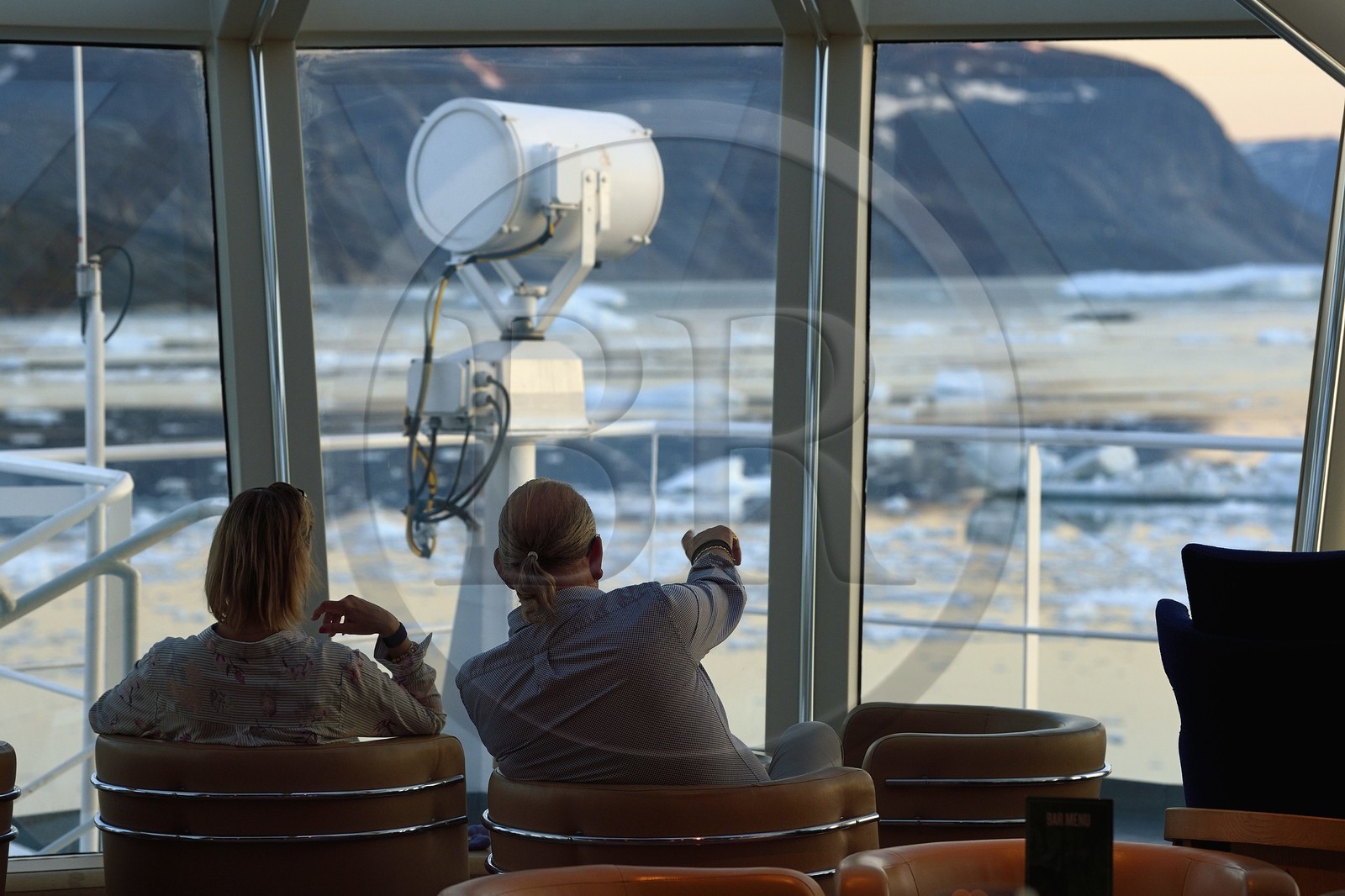 Groenland, cote ouest, baie de Disko, le bateau de croisière MS Fram de la compagnie Hurtigruten progresse dans le detroit d'Ataa