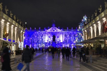 France, Meurthe-et-Moselle (54), Nancy, place Stanislas (ancienne Place Royale) lors de la fête de la Saint-Nicolas, classée Patrimoine Mondial de l'UNESCO, le grand sapin de Noël décoré et l'Hotel de ville en arrière plan