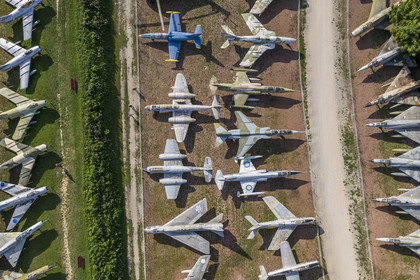 France, Côte-d'Or (21), les climats de Bourgogne classés Patrimoine Mondial de l'UNESCO, Côte de Beaune, Savigny-les-Beaune, le chateau avec les musées et collections avions de chasse, voitures de course Abarth, motos, tracteurs enjambeurs, maquettes, camions de pompiers (vue aérienne)