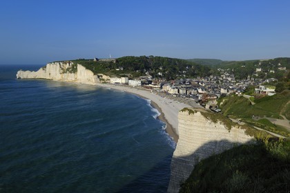 France, Seine-Maritime (76), Pays de Caux, Côte d'Albâtre, Etretat, la falaise d'Amont dominé par l'église Notre-Dame-de-la-Garde et la plage de la ville