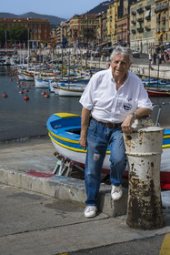 France, Alpes-Maritimes (06), Nice classée Patrimoine Mondial de l'UNESCO, le vieux port ou port Lympia, les pointus qui sont des bateaux de pêche traditionnels, Jean Paul Jean de l’association la Mouette