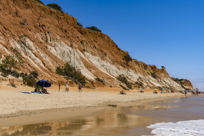 Portugal, Algarve, Olhos de Agua, la plage de Praia da Falésia surplombée par ses falaises rouges