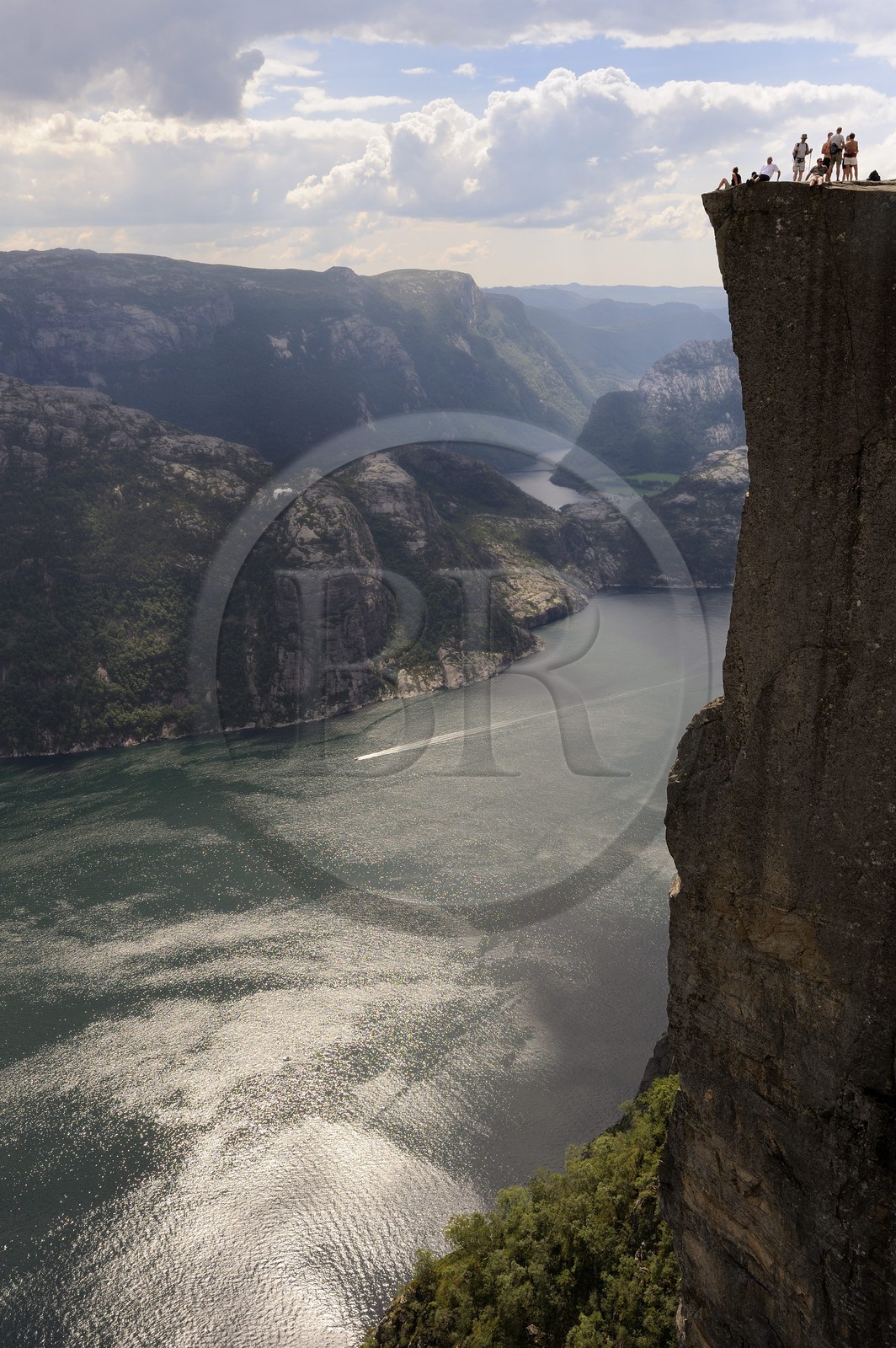 Norvège, Rogaland, le Rocher de La Chaire (Preikestolen) surplombant de 600m le Lysefjord, fjord de Lysebotn