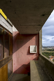France, Loire-Atlantique (44), banlieue de Nantes, Rezé, la Maison Radieuse par l'architecte Le Corbusier, balcon d'appartement