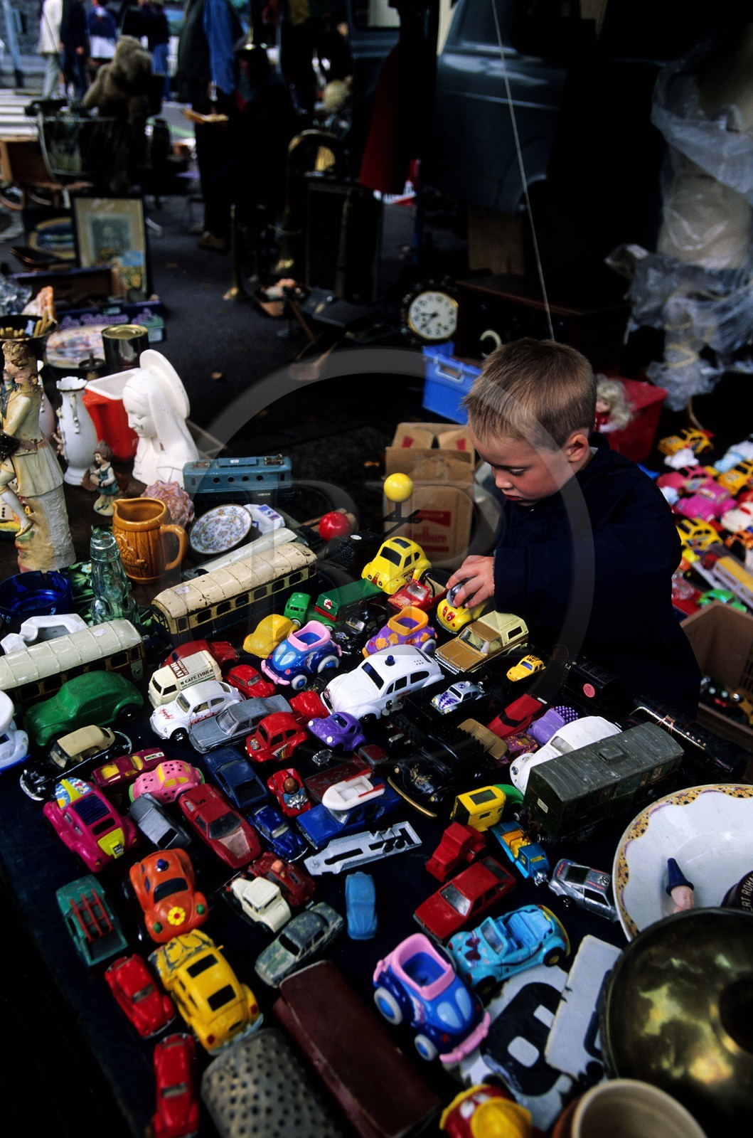 France, Nord (59), Lille, la Braderie de Lille, étal de jouets