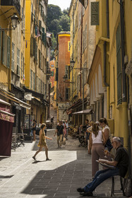 France, Alpes-Maritimes (06), Nice classée Patrimoine Mondial de l'UNESCO, le Vieux Nice, vie de rue dans la rue de la Préfecture