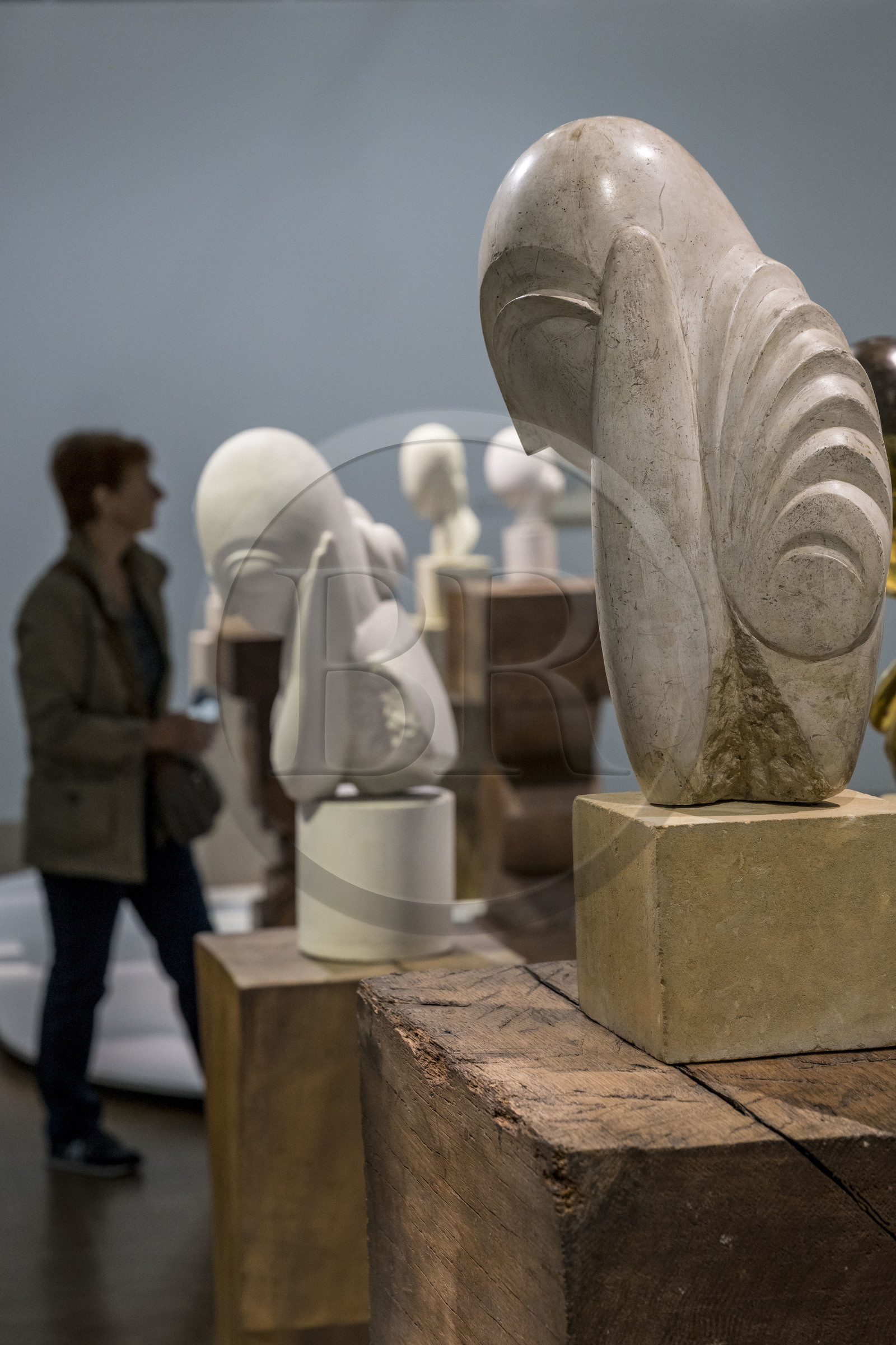 France, Paris (75), quartier des Halles, le Centre Pompidou aussi apellé Beaubourg, Musée National d'Art Moderne (MNAM), exposition retrospective Brancusi, Mlle Pogany II, 1920, platre patiné