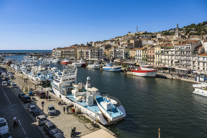 France, Hérault (34), Sète, canal Royal, thoniers senneurs à quai au pied du Mont Saint-Clair et de l'église décanale saint Louis surmontée par une statue de la Vierge Marie