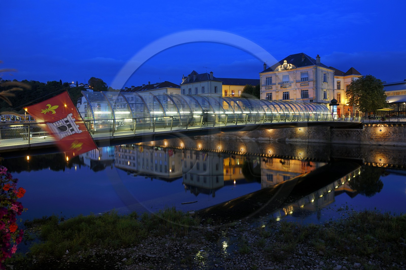 France, Vosges (88), Epinal, le quai Jules Ferry le long de la Moselle